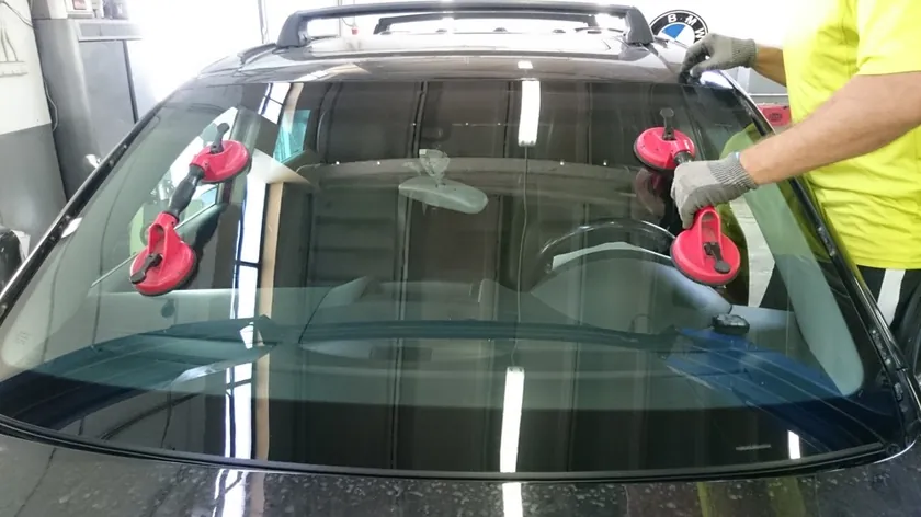 Mobile windshield replacement and repair
