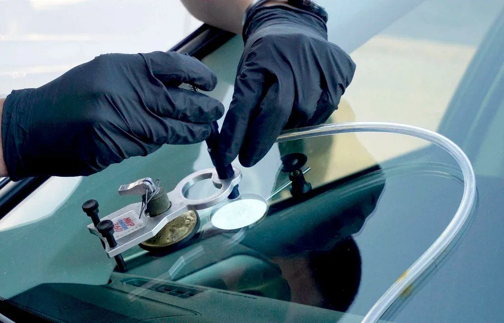 Glass Inc technician repairing car window